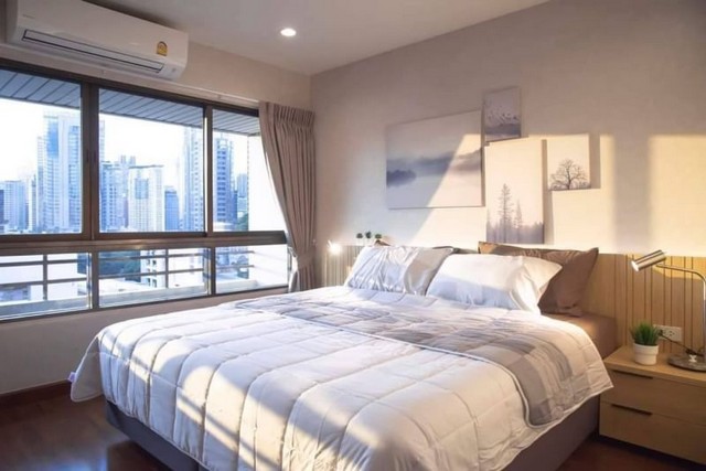 Baan Ploenchit Condominium is a 16-storey high-rise condominium, near BTS Ploenchit