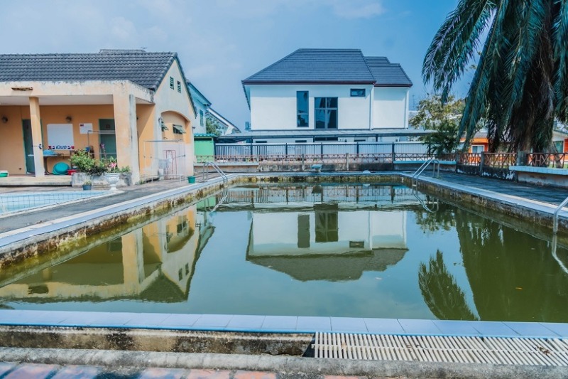 81924 – ขายด่วน! ที่ดิน 217.7 ตร.ว. พร้อมสิ่งปลูกสร้างและสระว่ายน้ำ หมู่บ้านคุณาลัย สาย 4 ทวีวัฒนา
