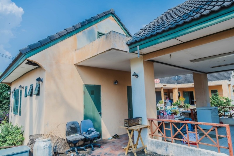 81924 – ขายด่วน! ที่ดิน 217.7 ตร.ว. พร้อมสิ่งปลูกสร้างและสระว่ายน้ำ หมู่บ้านคุณาลัย สาย 4 ทวีวัฒนา