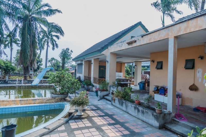 81924 – ขายด่วน! ที่ดิน 217.7 ตร.ว. พร้อมสิ่งปลูกสร้างและสระว่ายน้ำ หมู่บ้านคุณาลัย สาย 4 ทวีวัฒนา