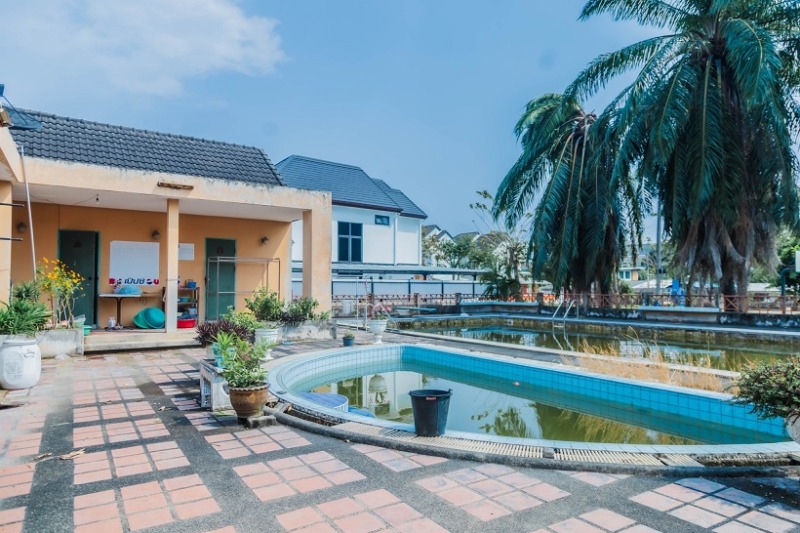 81924 – ขายด่วน! ที่ดิน 217.7 ตร.ว. พร้อมสิ่งปลูกสร้างและสระว่ายน้ำ หมู่บ้านคุณาลัย สาย 4 ทวีวัฒนา