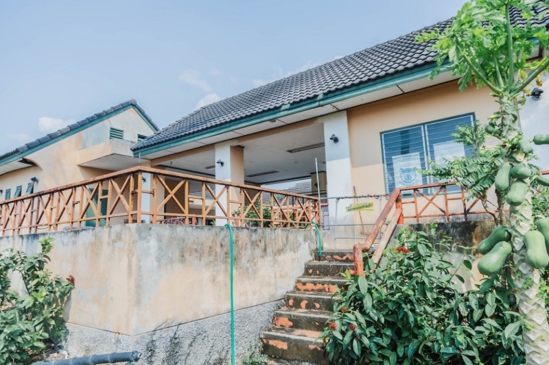 81924 – ขายด่วน! ที่ดิน 217.7 ตร.ว. พร้อมสิ่งปลูกสร้างและสระว่ายน้ำ หมู่บ้านคุณาลัย สาย 4 ทวีวัฒนา
