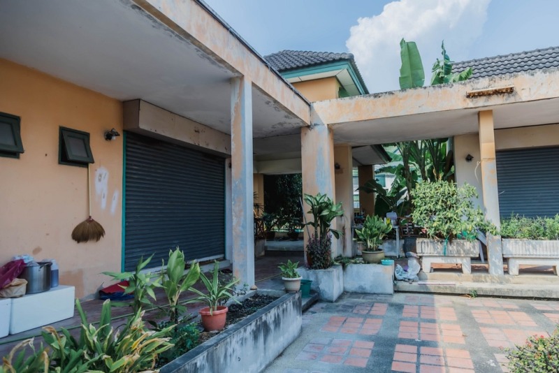 81924 – ขายด่วน! ที่ดิน 217.7 ตร.ว. พร้อมสิ่งปลูกสร้างและสระว่ายน้ำ หมู่บ้านคุณาลัย สาย 4 ทวีวัฒนา