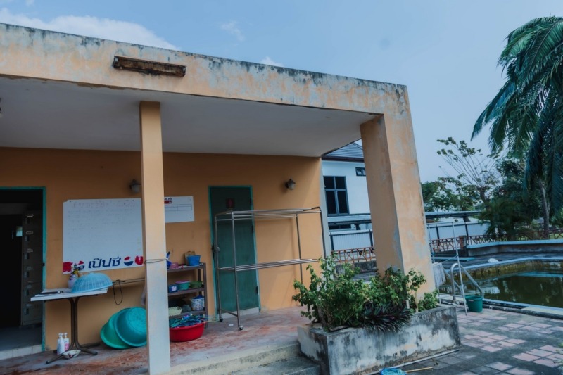 81924 – ขายด่วน! ที่ดิน 217.7 ตร.ว. พร้อมสิ่งปลูกสร้างและสระว่ายน้ำ หมู่บ้านคุณาลัย สาย 4 ทวีวัฒนา