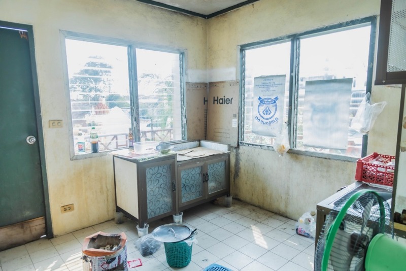 81924 – ขายด่วน! ที่ดิน 217.7 ตร.ว. พร้อมสิ่งปลูกสร้างและสระว่ายน้ำ หมู่บ้านคุณาลัย สาย 4 ทวีวัฒนา