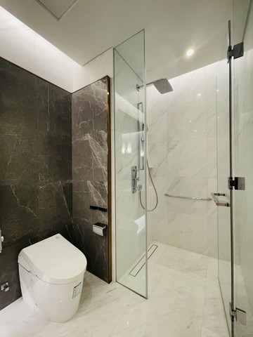 Super Luxury Residential Condo for Rent at Sindhorn Tonson, near BTS Ratchadamri