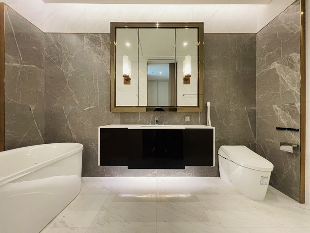 Super Luxury Residential Condo for Rent at Sindhorn Tonson, near BTS Ratchadamri