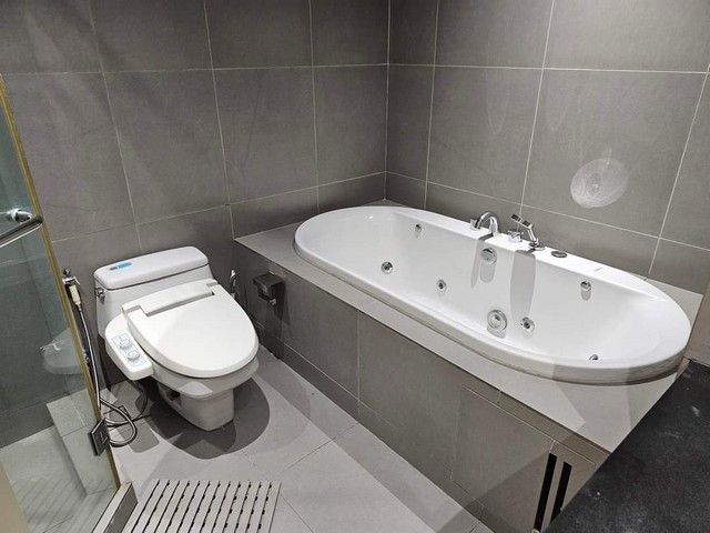 2-Bedroom Unit for Rent at Athenee Residence, next to  BTS Ploen Chit