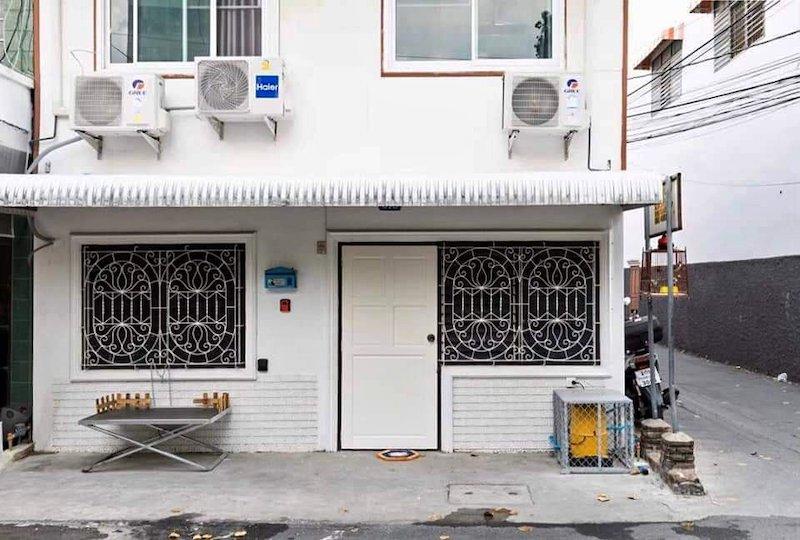 ให้เช่าบ้าน 2 ชั้น ย่านทองหล่อ สุขุมวิท 49​ ประมาณ​ 152 ตร.ม.มี 4 ห้องนอน 2 ห้องน้ำ ใกล้​ BTSทองหล่อ, BTSพร้อมพงษ์​ และ EmQuartier