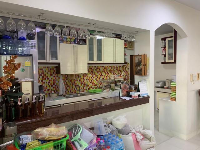 ขายบ้านเดี่ยว 2 ชั้น ซอยศรีด่าน 14 หมู่บ้านลดาวัลย์ ศรีนครินทร์  มี 5 ห้องนอน 5 ห้องน้ำ เนื้อที่ 199 ตรว.เดินทางสะดวก