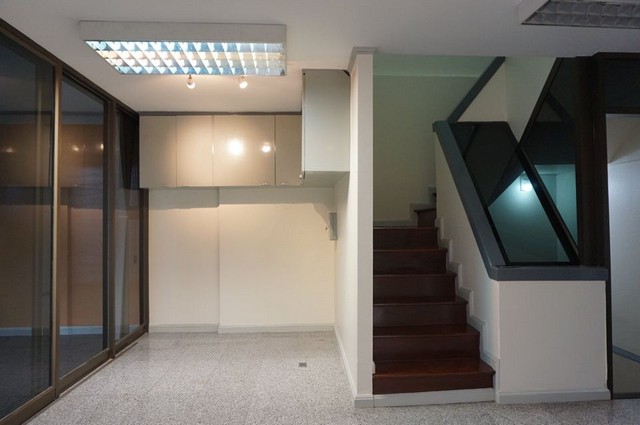 BS1108ให้เช่าทาวน์โฮม 3 ชั้น Renovate ใหม่ ใกล้ BTS พระโขนง เหมาะทำออฟฟิศ คลินิกเสริมความงาม