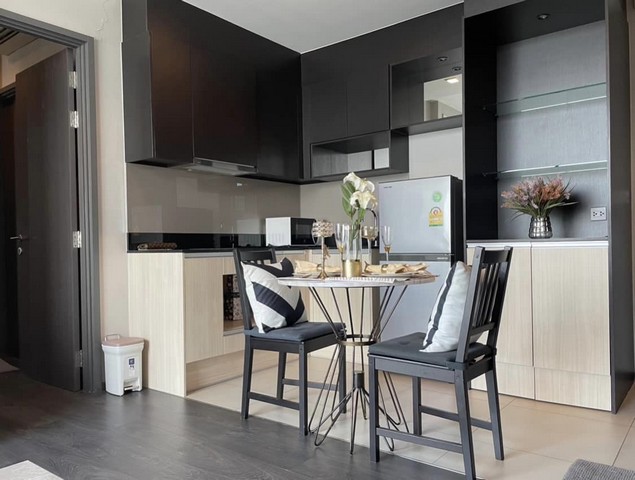 Edge Sukhumvit 23 spacious peaceful safe 19th floor BTS Asoke