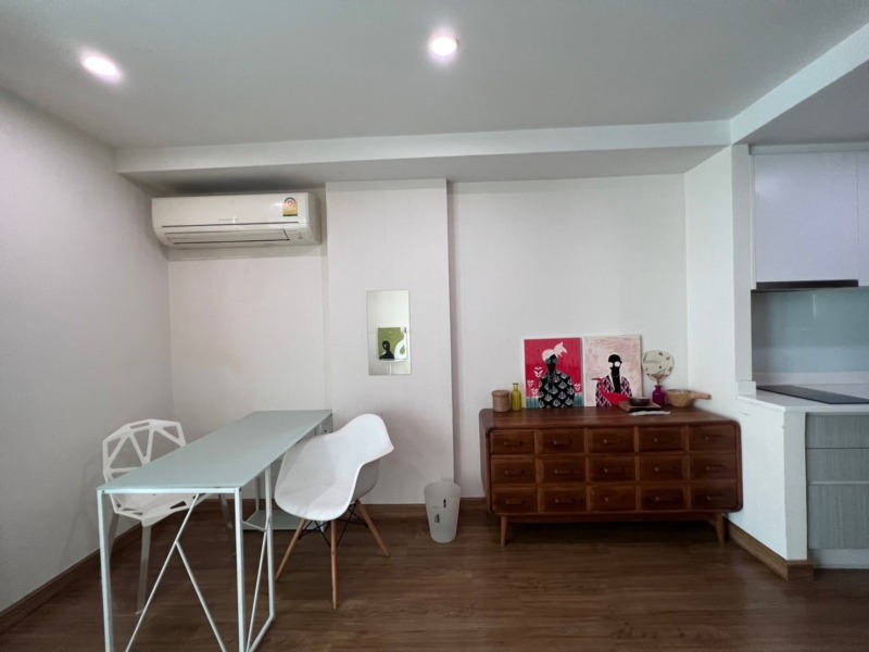 ขายคอนโด เดอะนิมมานา คอนโดใจกลางเมือง  1 ห้องนอน ชั้น 3 ขาย 4.4 ลบโทร 098-6169416  อาร์ท