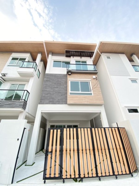 ขายบ้านเดี่ยว 3 ชั้น ลาดพร้าว -ทาวน์ อิน ทาวน์- เลียบด่วนเอกมัย-รามอินทรา สงบ อยู่ใจกลางเมือง
