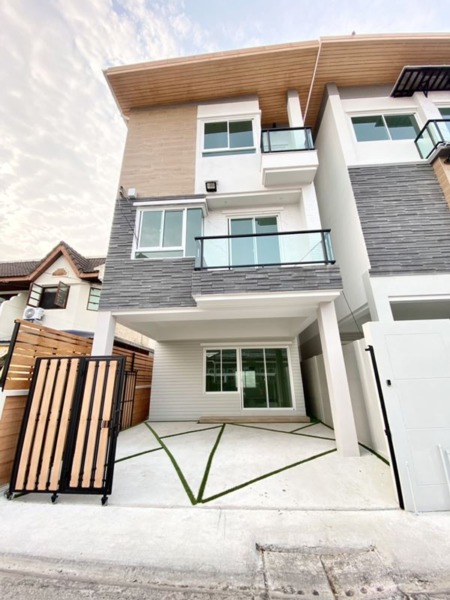 ขายบ้านเดี่ยว 3 ชั้น ลาดพร้าว -ทาวน์ อิน ทาวน์- เลียบด่วนเอกมัย-รามอินทรา สงบ อยู่ใจกลางเมือง