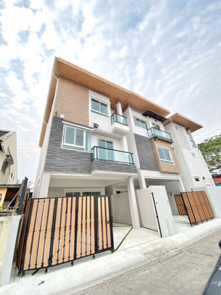 ขายบ้านเดี่ยว 3 ชั้น ลาดพร้าว -ทาวน์ อิน ทาวน์- เลียบด่วนเอกมัย-รามอินทรา สงบ อยู่ใจกลางเมือง