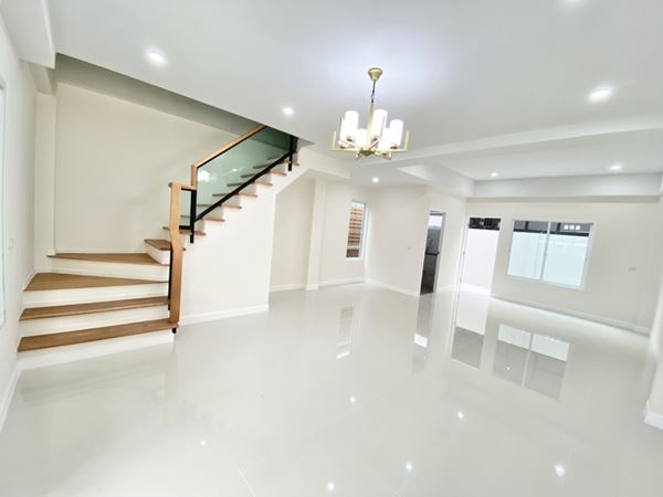 ขายบ้านเดี่ยว 3 ชั้น ลาดพร้าว -ทาวน์ อิน ทาวน์- เลียบด่วนเอกมัย-รามอินทรา สงบ อยู่ใจกลางเมือง