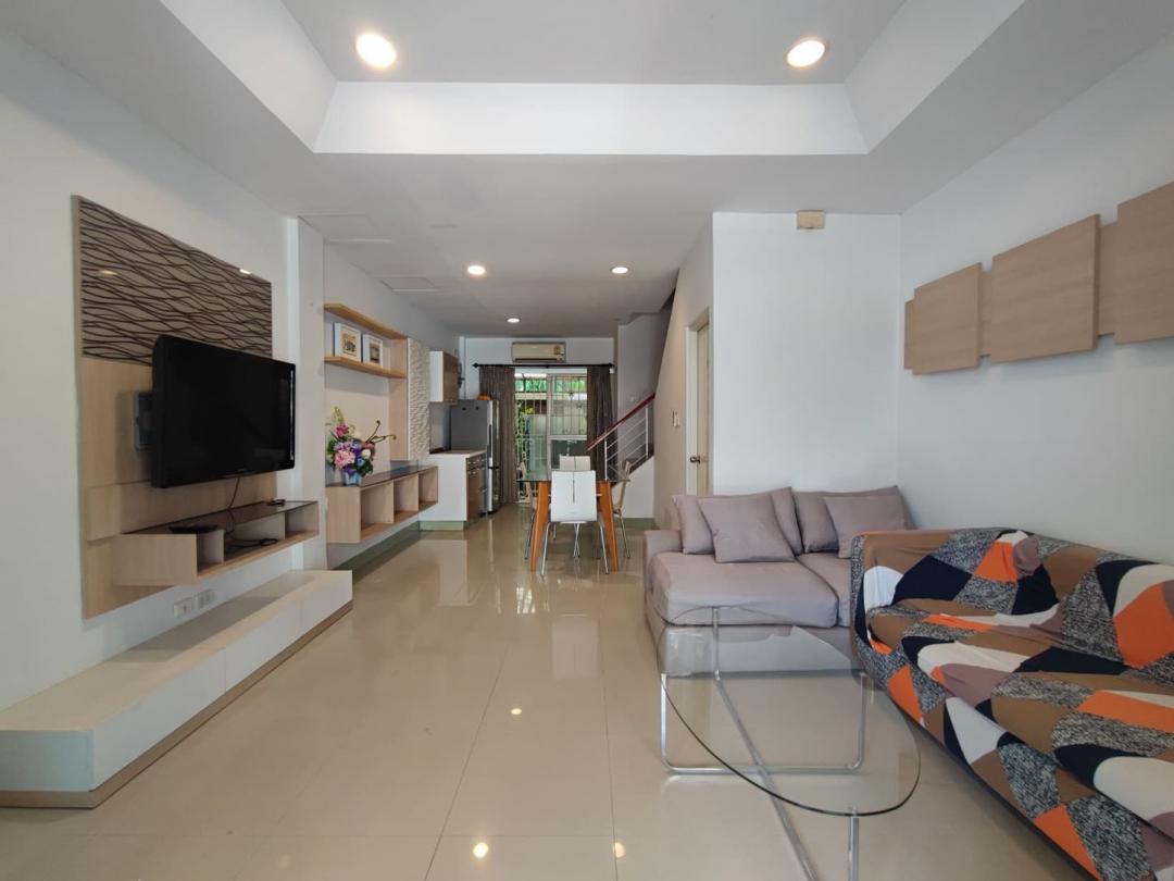ให้เช่าทาว์นโฮม 3 ชั้น บ้านกลางเมือง เดอะปารีส กรุงเทพกรีฑา 7 มี  3 ห้องนอน 3 ห้องน้ำ พื้นที่ใช้สอย 150 ตรม.เฟอร์นิเจอร์บิวน์อินครบทุกชั้น