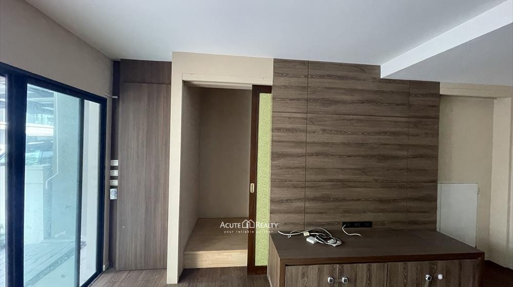 ขายทาวน์เฮ้าส์ 3 ชั้น “หมู่บ้านพฤกษาวิลล์ 65/2 ศรีสมาน” บ้านหลังมุม