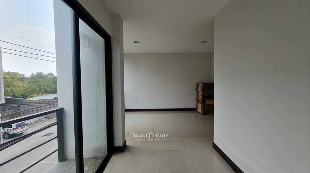 ขายทาวน์เฮาส์ 3 ชั้น ริมถนนซอยบางรักน้อย 16 หน้าหมู่บ้านเทมโป้ ทาวน์ รัตนาธิเบศร์ เหมาะทำร้านค้า