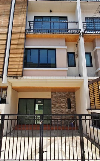 ขายทาวน์โฮม3 ชั้น อินฟินิตี้ บ้านกล้วย ไทรน้อย นนทบุรี มี 3 ห้องนอน 4 ห้องน้ำ