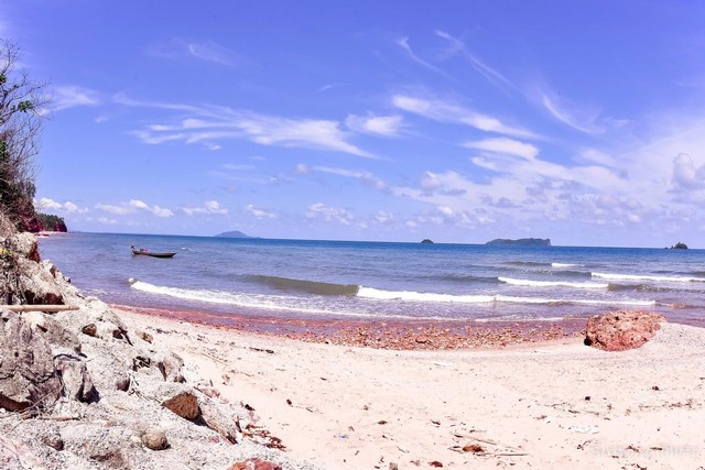 ที่ใกล้ทะเลสวยน้ำใสแหล่งหายากในไทย บางสะพานน้อย  ทะเลฝั่งแดง บางสะพานน้อย  ประจวบ  แปลงเล็ก วาละ 6900 บาท หาดผาฝั่งแดง UNSEEN THAILAND