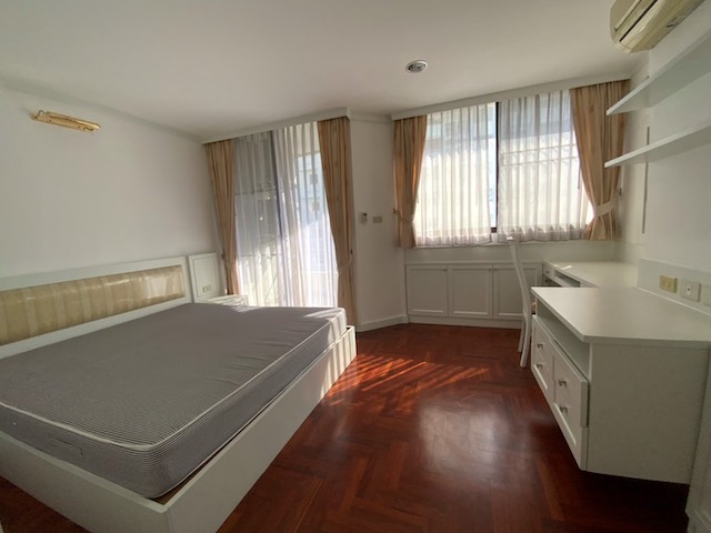 Supalai Place Sukhumvit 39 private livable 11th floor BTS Phrom Phong