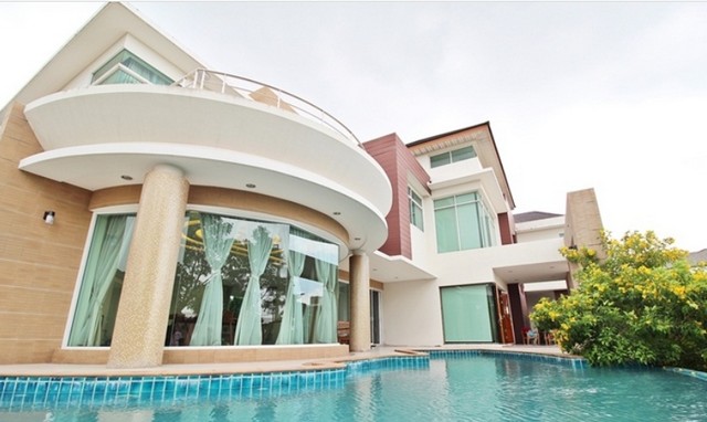 ขายบ้านเดี่ยว 2 ชั้น หลังใหญ่สไตล์โมเดิร์น 721 ตรว. หมู่บ้านปัญญา รามอินทรา มีสระว่ายน้ำส่วนตัว และสวนขนาดใหญ่ ใกล้สนามกอล์ฟปัญญา