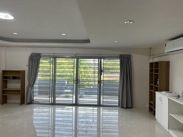 ให้เช่าทาวน์โฮม 3 ชั้น 5 ห้องนอน ซอยลาดพร้าว 64 ใกล้รถไฟฟ้า เหมาะอยู่อาศัย หรือ ทำ Office
