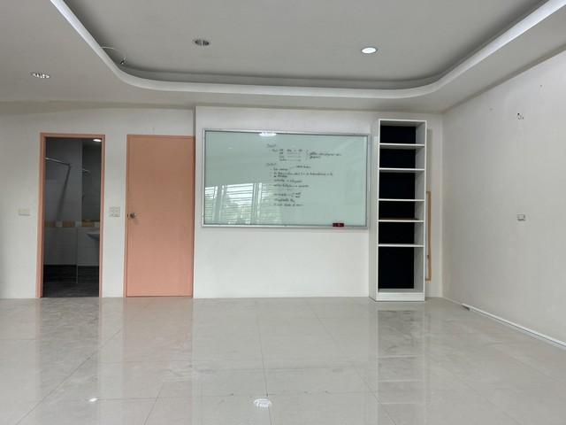 ให้เช่าทาวน์โฮม 3 ชั้น 5 ห้องนอน ซอยลาดพร้าว 64 ใกล้รถไฟฟ้า เหมาะอยู่อาศัย หรือ ทำ Office