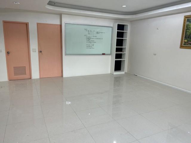 ให้เช่าทาวน์โฮม 3 ชั้น 5 ห้องนอน ซอยลาดพร้าว 64 ใกล้รถไฟฟ้า เหมาะอยู่อาศัย หรือ ทำ Office