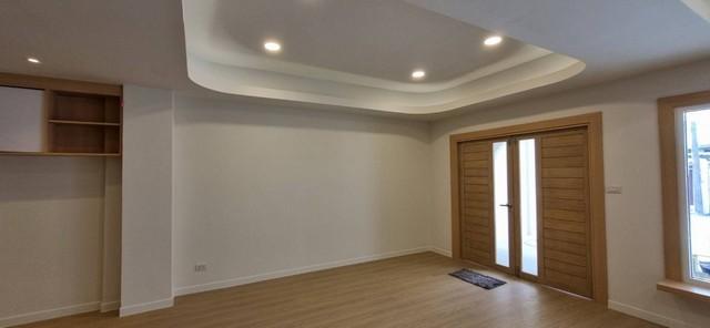 ขายทาวน์โฮม 3 ชั้นสไตล์ มินิมอล มูจิ ซอยลาดพร้าว 64 หน้าบ้านกว้าง 6 เมตร ใกล้รถไฟฟ้า เข้าออกได้หลายทาง