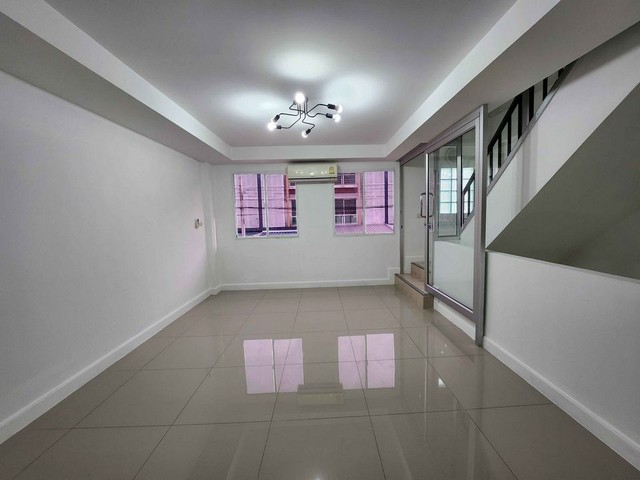 BS1153ให้เช่าอาคาร 3.5 ชั้น โครงการชวนชื่นโมดัส ติดถนนวิภาวดีรังสิต เหมาะทำเป็นออฟฟิศ เดินทางสะดวก
