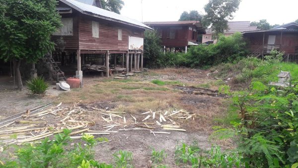 ขายที่ดิน 320ตรว. พร้อมบ้านไม้ 2หลัง ต.ท่าพี่เลี้ยง อ.เมืองสุพรรณบุรี น้ำไฟสะดวก โทร 081-7957267