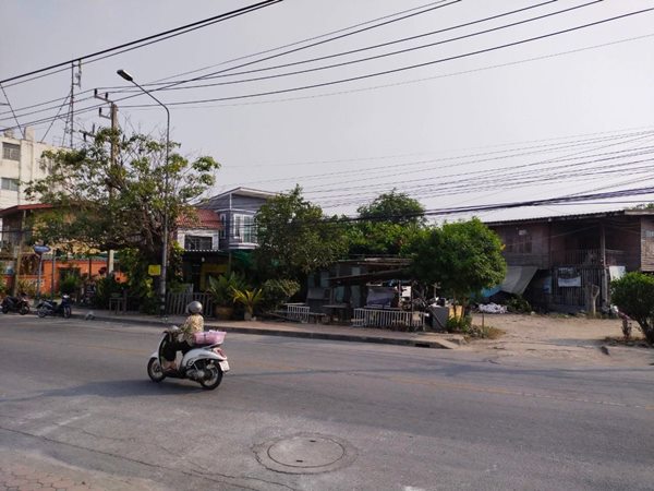 ขายที่ดิน 320ตรว. พร้อมบ้านไม้ 2หลัง ต.ท่าพี่เลี้ยง อ.เมืองสุพรรณบุรี น้ำไฟสะดวก โทร 081-7957267