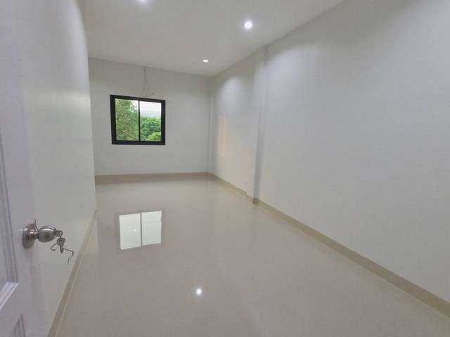 ให้เช่าและขายอาคาร2 ชั้น สร้างใหม่ อ.แม่เมาะ ลำปาง เนื้อที่ 20 ตรว พร้อมอยู่ ทำเลดีเหมาะอาศัย ทำร้านค้า ธุรกิจได้ ใกล้ตลาดแหล่งชุมชน