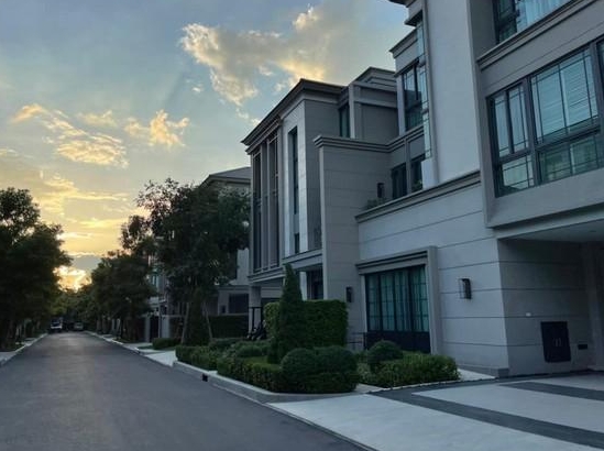 ขาย บ้านเดี่ยว Luxury Duplex Home 3 ชั้น 4 ห้องนอน  เดอะ ซอนเน่ ศรีนครินทร์-บางนา เฉลิมพระเกีรติ ร.9 บิ๊วอินท์ทั้งหลัง