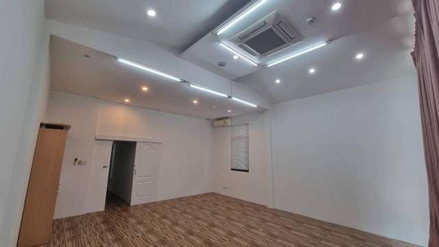 ให้เช่าบ้าน 2 ชั้น พื้นที่ใช้สอย 300 ตร.ม ตกแต่งสวยงาม  ซอยหัวหมาก 8 สามารถทำเป็น Shop หรือ Showroom ได้