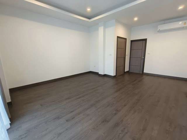ให้เช่าบ้านเดี่่ยว 3 ชั้น ทรงโมเดิร์น  เนื้อที่ 50 ตร.ว. พื้นที่ใช้สอย 330 ตร.ม จอดรถได้ 4 คัน  ใกล้BTS เอกมัย