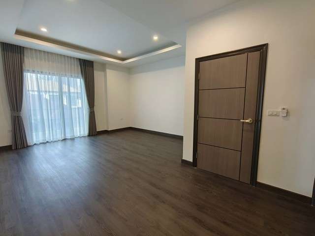 ให้เช่าบ้านเดี่่ยว 3 ชั้น ทรงโมเดิร์น  เนื้อที่ 50 ตร.ว. พื้นที่ใช้สอย 330 ตร.ม จอดรถได้ 4 คัน  ใกล้BTS เอกมัย