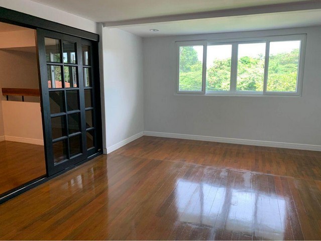 ให้เช่าบ้านเดี่ยว 2 ชั้น 112 ตรว. 5 ห้องนอน หมู่บ้านเมืองทอง ซอยพัฒนาการ 61 เหมาะทำโฮมออฟฟิศ หรืออยู่อาศัย **สามารถเลี้ยงสัตว์ได้