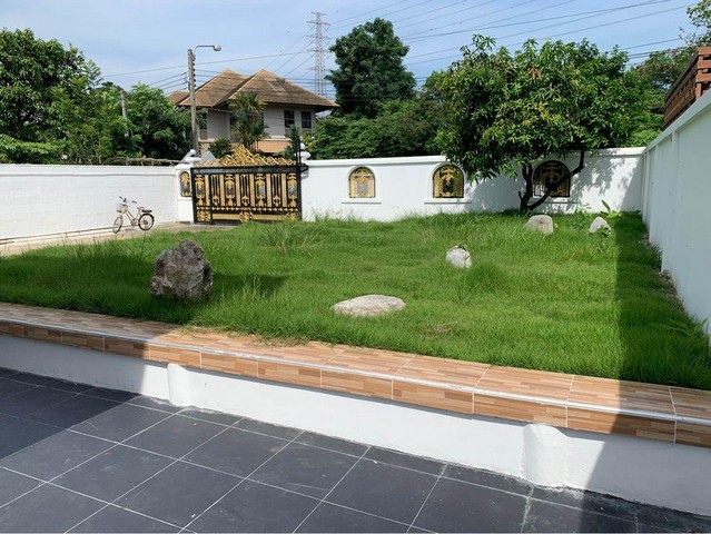 ให้เช่าบ้านเดี่ยว 2 ชั้น 112 ตรว. 5 ห้องนอน หมู่บ้านเมืองทอง ซอยพัฒนาการ 61 เหมาะทำโฮมออฟฟิศ หรืออยู่อาศัย **สามารถเลี้ยงสัตว์ได้