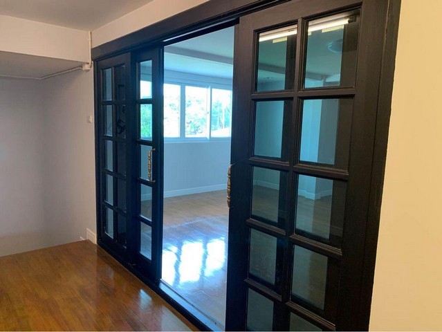 ให้เช่าบ้านเดี่ยว 2 ชั้น 112 ตรว. 5 ห้องนอน หมู่บ้านเมืองทอง ซอยพัฒนาการ 61 เหมาะทำโฮมออฟฟิศ หรืออยู่อาศัย **สามารถเลี้ยงสัตว์ได้