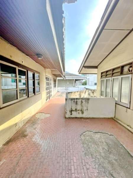 MRT คลองเตย ให้เช่าที่ดินและบ้าน 2  อาคาร 3ชั้น  135 ตรว. 800 ตรม. 9นอน 9น้ำ สวนเบญจกิติ   ลุมพินี