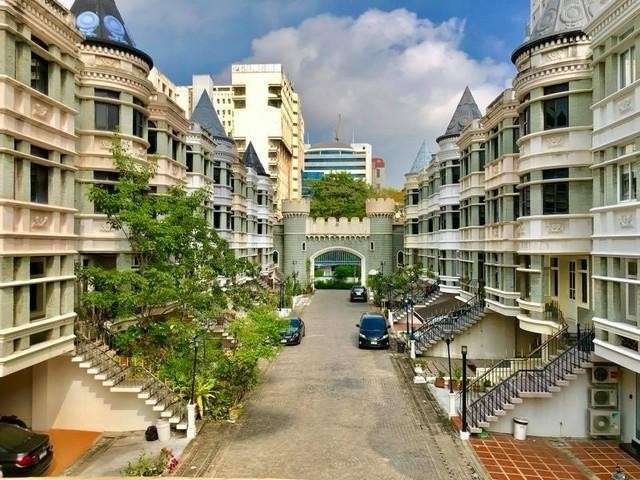 Sn376 ให้เช่าทาวน์โฮม 4 ชั้น  400  ตร.ม.  หมู่บ้านชิชาคาสเซิล สุขุมวิท 31 หลัง มศว.ประสานมิตร