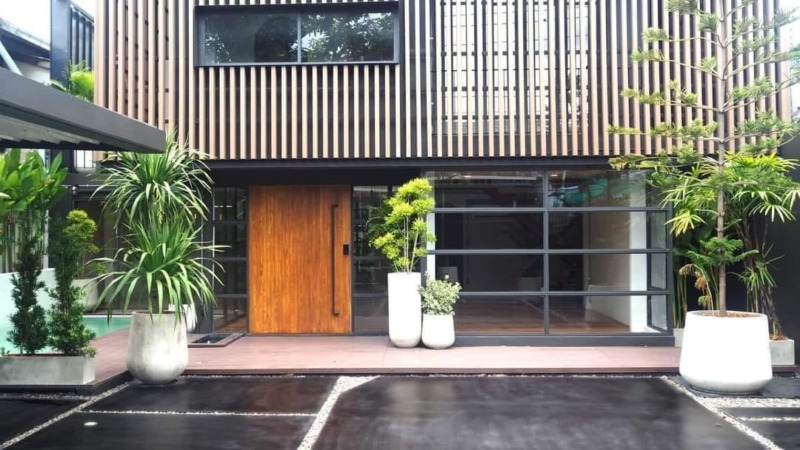 ขายบ้านเดี่ยว 2 ชั้น เนื้อที่ 73 ตร.วา ถนนสุขุมวิท 77 อ่อนนุช 17 สไตล์ Modern Loft พร้อมสระว่ายน้ำ เข้า-ออกได้หลายทาง ใกล้ห้างธัญญาพาร์ค (AH-T1378)