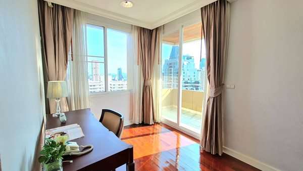 Luxury Service Apartment for rent Sukhumvit 39 Duplex Penthouses 4 bedrooms 4 bathroom Tel +66-62-993-5546