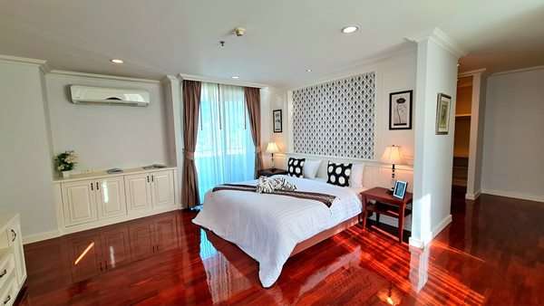 Luxury Service Apartment for rent Sukhumvit 39 Duplex Penthouses 4 bedrooms 4 bathroom Tel +66-62-993-5546