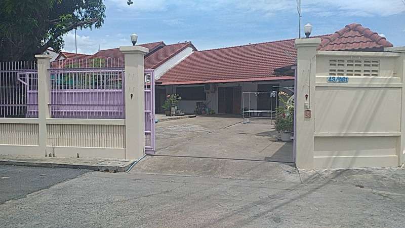 Good condition house : pakkret village near Suankularb nonthaburi school Tel. 0819320828 , 0863177367 (parunyu)