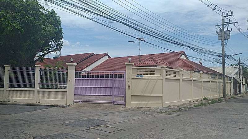 Good condition house : pakkret village near Suankularb nonthaburi school Tel. 0819320828 , 0863177367 (parunyu)